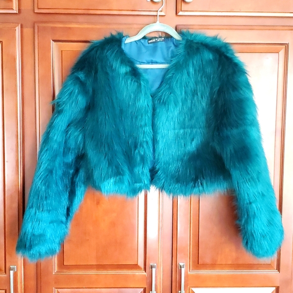 SHEIN Jackets & Blazers - NWOT Faux Fur Crop Jacket